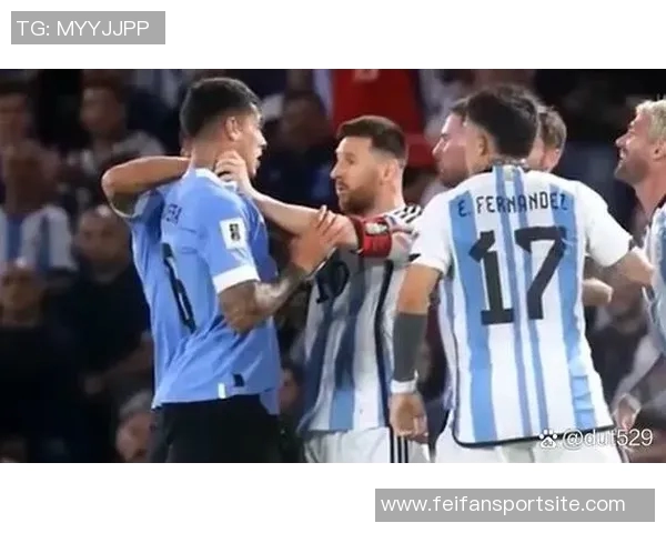 梅西怒斥裁判任意球争议现场频繁摆球与手势互动引发热议 梅西怒斥裁判任意球争议现场频繁摆球与手势互动引发热议