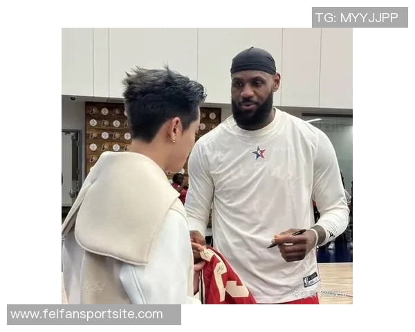 詹姆斯与画家亲密合影庆祝传递兄弟情谊与骄傲之情 詹姆斯与画家亲密合影庆祝传递兄弟情谊与骄傲之情